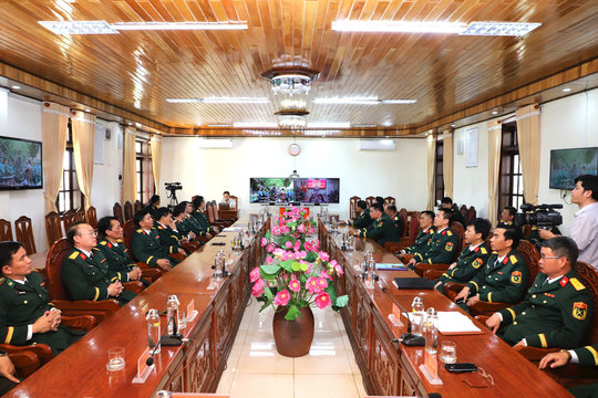 Lực lượng dân quân tự vệ đón nhận Huân chương Hồ Chí Minh