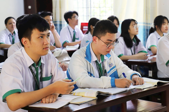 Nam sinh trường chuyên quyết tâm đưa điểm cầu chung kết Olympia về Đắk Nông