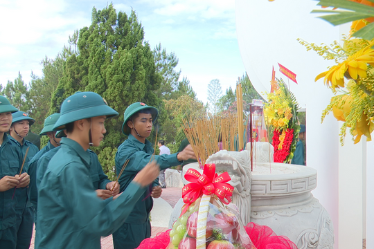 Huyện Lâm Hà viếng Đài tưởng niệm các anh hùng liệt sĩ nhân 50 năm Giải phóng Lâm Đồng