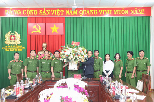 Quyền Bí thư Tỉnh ủy Lâm Đồng Nguyễn Thái Học thăm, chúc mừng Trại Giam Đại Bình nhân kỷ niệm 50 năm thành lập
