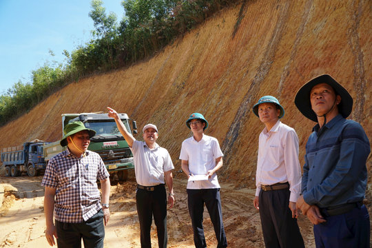 Đốc thúc tiến độ 2 dự án giao thông ở huyện nghèo Đắk Nông
