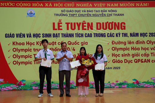 Trường chuyên Đắk Nông tuyên dương học sinh giỏi, giáo viên tiêu biểu