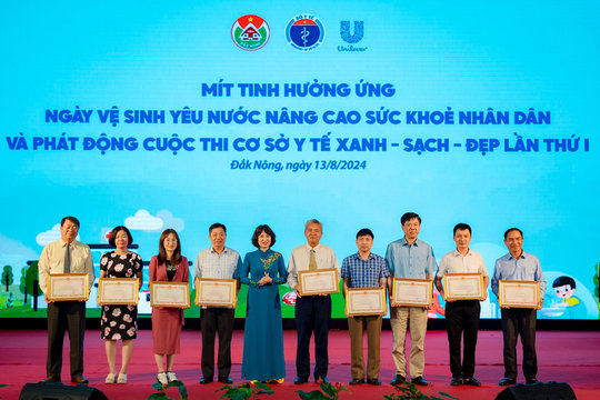 Mít tinh hưởng ứng ngày vệ sinh yêu nước nâng cao sức khỏe nhân dân và phát động cuộc thi cơ sở y tế xanh - sạch - đẹp lần thứ I