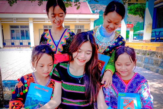Nắng sân trường