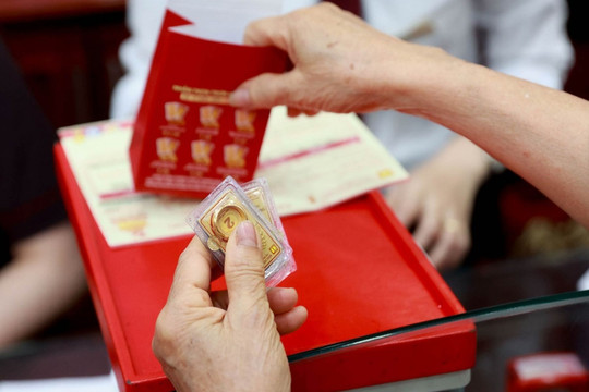 Giá vàng hôm nay 16/4/2025: Giá vàng trong nước đạt kỷ lục mới 111 triệu, vàng thế giới tăng mạnh