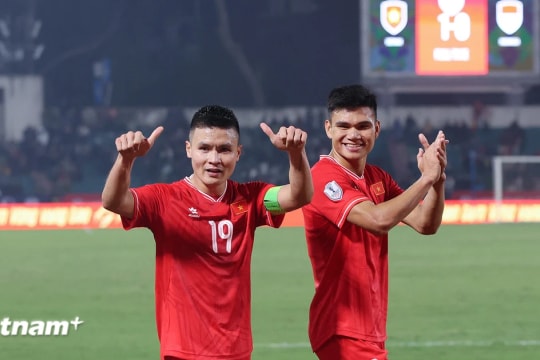 Hoàng Đức, Quang Hải và Duy Mạnh được chọn vào đội hình đấu Manchester United