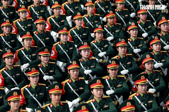 Những 'bông hồng thép' diễu binh kỷ niệm 50 năm đất nước thống nhất