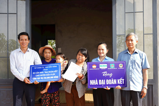 Trao tặng 5 căn nhà đại đoàn kết tại huyện Đắk R’lấp