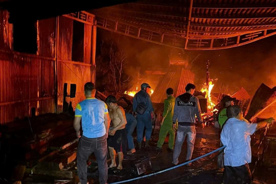 Đắk R'lấp giúp dân chữa cháy, khắc phục hậu quả