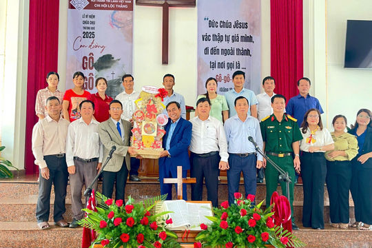 Lãnh đạo huyện Bảo Lâm thăm, tặng quà các cơ sở tôn giáo nhân dịp lễ Phục sinh 2025