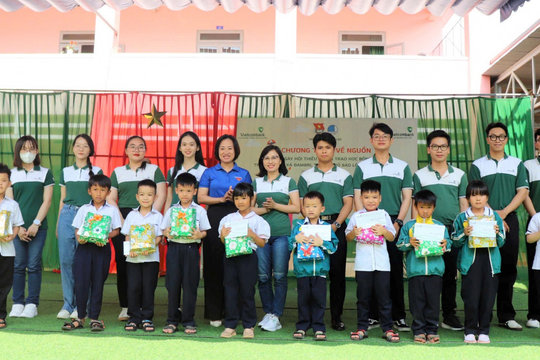 Bảo Lộc: Ngày hội thiếu nhi và trao tặng học bổng cho học sinh vượt khó