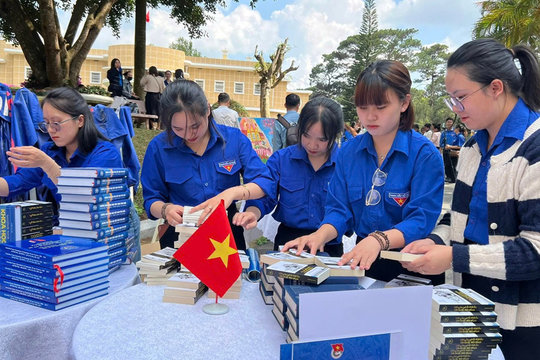 Sôi nổi Ngày hội Cùng sách bước vào kỷ nguyên vươn mình của dân tộc