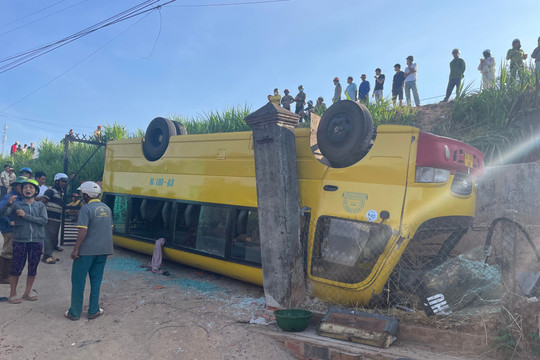 Gia Lai: Lật xe ô tô đưa đón học sinh trên quốc lộ 19, nhiều người bị thương