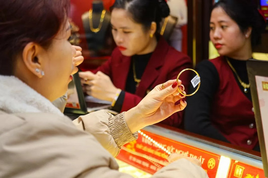 Giá vàng hôm nay 22/4/2025: Giá vàng trong nước và giá vàng thế giới có kỷ lục mới