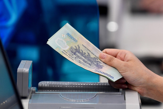 Lãi suất ngân hàng hôm nay 22/4/2025: Diễn biến lạ suốt hơn 1 năm của 2 nhà băng