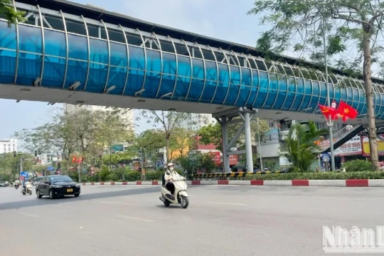 Ngày 23/4, nắng nóng trên cả nước, chiều tối và đêm có mưa rào và dông rải rác