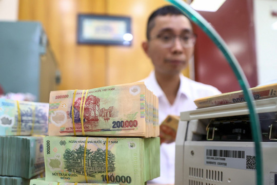 Lãi suất ngân hàng hôm nay 23/4/2025: Nhà băng top đầu tăng lãi huy động