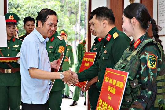 Trưởng Ban Tuyên giáo và Dân vận Tỉnh uỷ Lâm Đồng thăm, động viên lực lượng tham gia diễu binh, diễu hành kỷ niệm 50 năm Ngày Giải phóng miền Nam, thống nhất đất nước