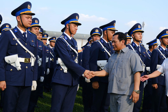 Phó Chủ tịch HĐND tỉnh Lâm Đồng thăm, động viên các khối diễu binh Lễ kỷ niệm 50 năm Ngày Giải phóng miền Nam
