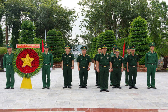 BĐBP Đắk Nông dâng hương các anh hùng liệt sĩ nhân dịp 50 năm Ngày giải phóng miền Nam