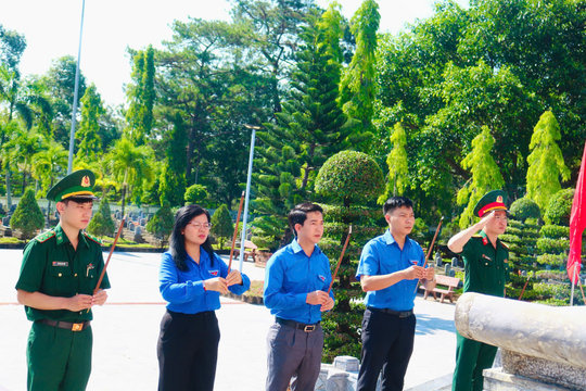 Tuổi trẻ Đắk Nông dâng hương viếng các anh hùng liệt sĩ