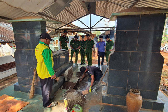 Khai quật bào thai để khám nghiệm điều tra vụ cháu bé 13 tuổi bị xâm hại
