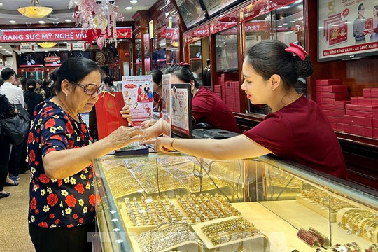 Giá vàng hôm nay 28/4/2025: Giá vàng trong nước tụt xuống 114 triệu, giá vàng thế giới mất mốc 3300 USD