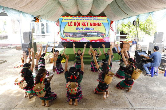 Lễ hội kết nghĩa bon làng ở Đắk Glong