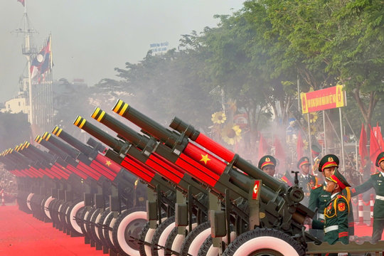 21 loạt đại bác rền vang mừng 50 năm Giải phóng miền Nam, thống nhất đất nước