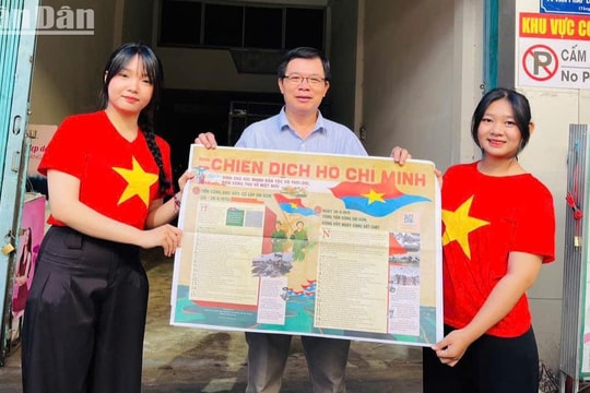 Báo Nhân Dân tặng 1.500 phụ san đặc biệt kỷ niệm 50 năm Ngày giải phóng miền nam cho bạn đọc tại Đắk Lắk