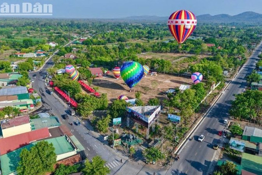 Người dân và du khách háo hức trải nghiệm khinh khí cầu ở Đắk Lắk