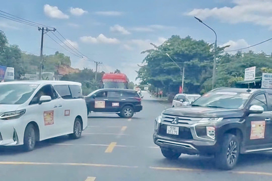 Xác minh vụ việc 2 ô tô chắn ngang đường trên Quốc lộ 20