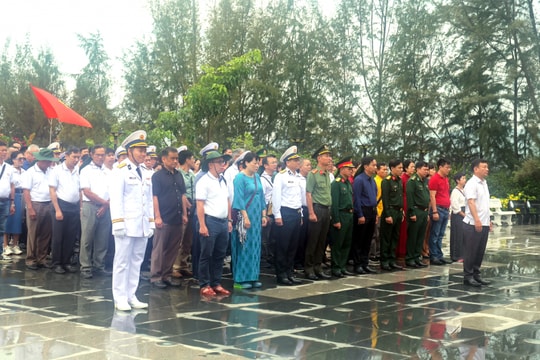 Đoàn công tác của tỉnh Lâm Đồng dâng hương tưởng niệm chiến sĩ Gạc Ma