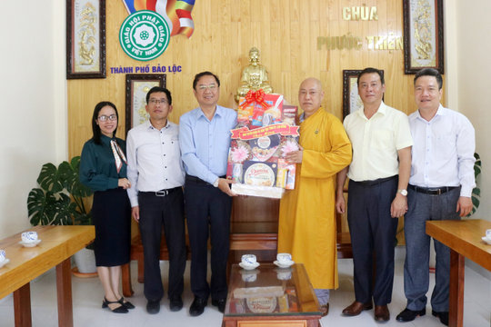 Lãnh đạo Ban Tuyên giáo và Dân vận Tỉnh ủy thăm cơ sở Phật giáo nhân dịp Lễ Phật đản năm 2025