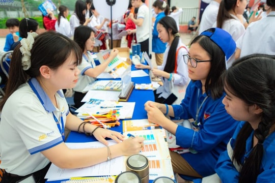 Sinh viên ngành Triết học có được miễn học phí?