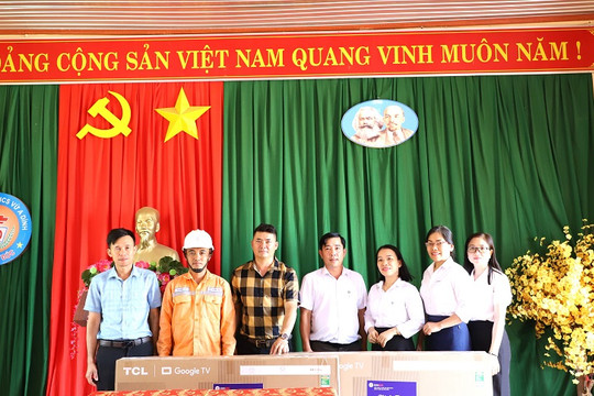 Nữ công PC Đắk Nông tặng tivi cho các trường học khó khăn