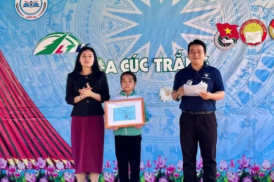 Trao hơn 400 triệu đồng cho nhân vật Hoa Cúc Trắng tại Lâm Hà