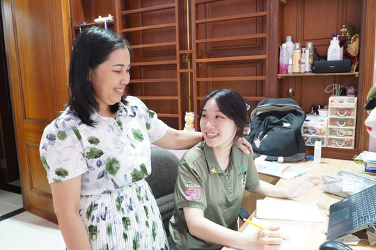 Đồng hành với con trong mùa thi