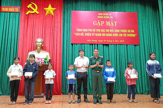 Cán bộ, chiến sĩ quân đội nâng bước em tới trường tại huyện biên giới Đắk Nông