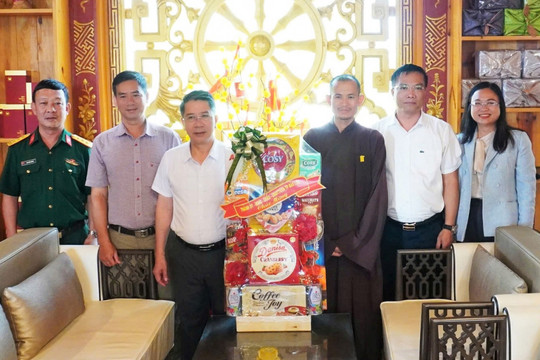 Lãnh đạo TP Bảo Lộc thăm, tặng quà các cơ sở Phật giáo nhân dịp Lễ Phật đản năm 2025