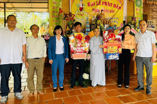 Lãnh đạo huyện Lâm Hà thăm, tặng quà các cơ sở Phật giáo