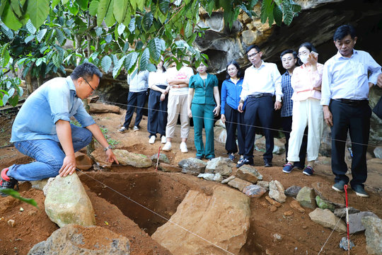 Đắk Nông thăm dò khảo cổ hang Tà Đùng