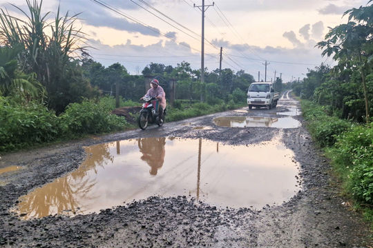 Dân đóng tiền gần 10 năm, đường liên xã vẫn nắng bụi, mưa lầy