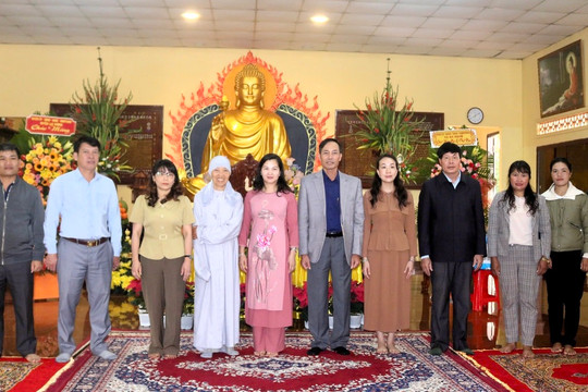 Lãnh đạo huyện Lạc Dương thăm, chúc mừng Đại lễ Phật đản năm 2025