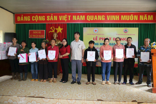 Tặng quà, nhà và bếp ăn bán trú cho người dân, học sinh huyện Đắk Song