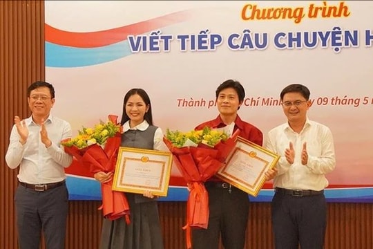 Tặng Giấy khen cho tác giả và ca sĩ quảng bá ca khúc “Viết tiếp câu chuyện hòa bình”