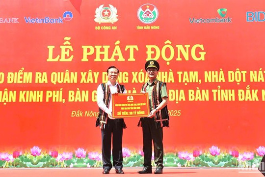 Bộ Công an trao 30 tỷ đồng hỗ trợ Đắk Nông xóa nhà tạm, nhà dột nát