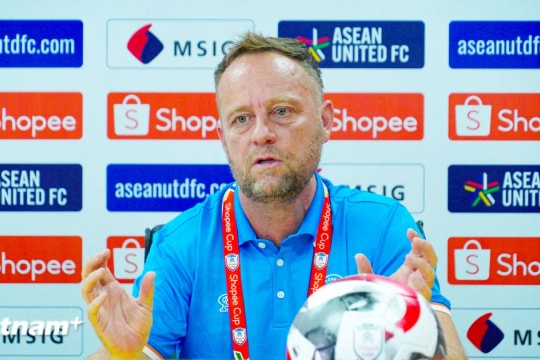 HLV Mano Polking khó hiểu khi Công an Hà Nội không được đá lượt về trên sân nhà