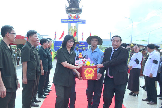 Cầu siêu, bàn giao 14 hài cốt liệt sĩ quân tình nguyện và chuyên gia Việt Nam