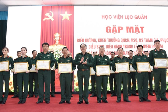 Học viện Lục quân biểu dương cán bộ, chiến sĩ tham gia diễu binh, diễu hành kỷ niệm 50 năm Ngày Giải phóng miền Nam